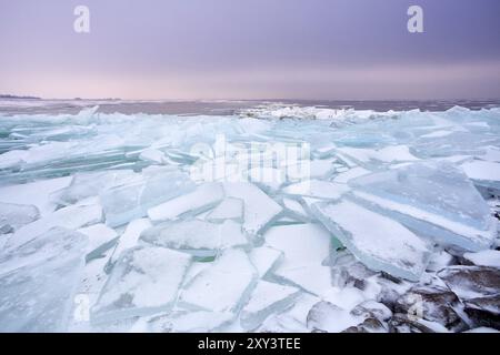 Pezzi di ghiaccio su scaffale sul lago IJsselmeer ghiacciato al tramonto, Hindeloopen, Paesi Bassi Foto Stock