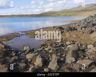 Il cratere d'esplosione Graenavatn pieno d'acqua in Islanda Foto Stock