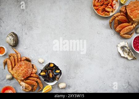 Fresca di varietà di frutti di mare sulla barra grigia tavolo da cucina. Vista superiore Foto Stock