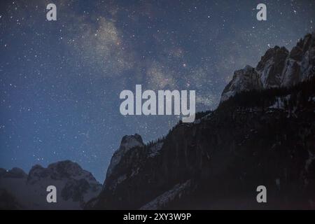 Ripresa notturna della via Lattea sul Dachstein a Gosau Foto Stock