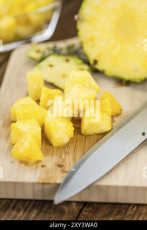 Alcuni fatti in casa (ananas a fette come dettagliato di close-up shot, il fuoco selettivo Foto Stock