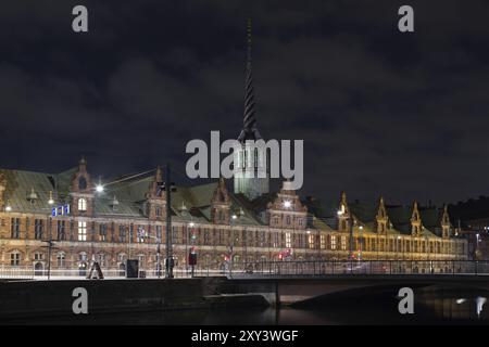 Copenaghen, Danimarca, 22 marzo 2016: L'edificio della borsa di Copenaghen di notte, Europa Foto Stock