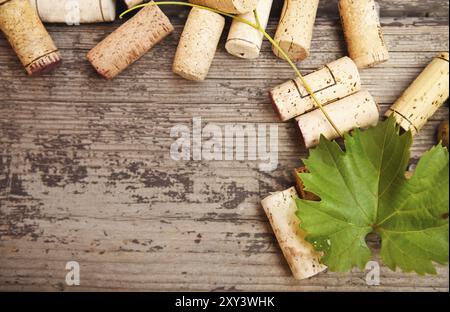 Datata bottiglia per vino tappi sullo sfondo di legno. Close up Foto Stock