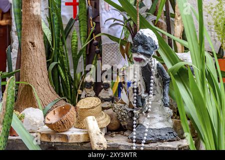 Altare religioso afro-brasiliano con oggetti Umbanda ed entità tra piante, Belo Horizonte, Minas Gerais, Brasile, Sud America Foto Stock