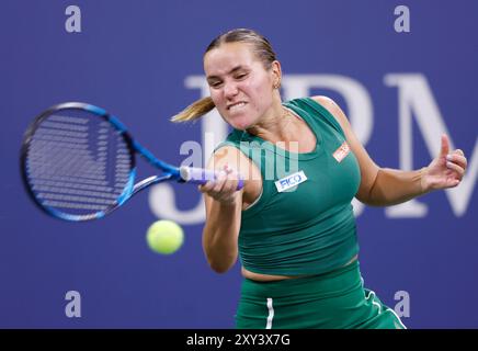 Flushing Meadow, Stati Uniti dichiarato. 27 agosto 2024. Sofia Kenin restituisce un pallone a Emma Raducanu del Regno Unito nel suo primo turno 3 imposta la vittoria agli US Open Tennis Championships 2024 all'USTA Billie Jean King National Tennis Center martedì 27 agosto 2024 a New York. Foto di John Angelillo/UPI credito: UPI/Alamy Live News Foto Stock