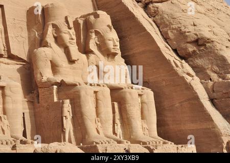 Grande tempio di Abu Simbel, in Egitto, Africa. Fu costruito per il faraone Ramses II che regnò per 67 anni durante il XIII secolo a.C. (XIX secolo a.C.) Foto Stock