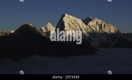 Scena serale sull'Himalaya. Montagne innevate poco prima del tramonto Foto Stock