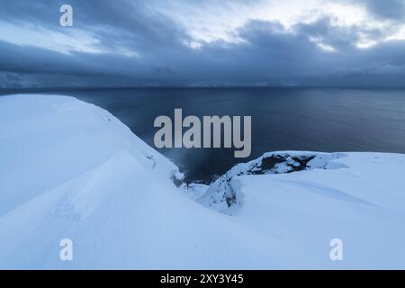 Tempesta, Mare di Barents, Soeroeya, Finnmark, Norvegia, febbraio 2019, Europa Foto Stock