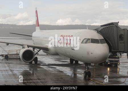 Volo, Airbus A321-212 aereo passeggeri della compagnia aerea Swiss International Air Lines al terminal sotto la pioggia dell'aeroporto di Zurigo, Zurigo, Switzer Foto Stock