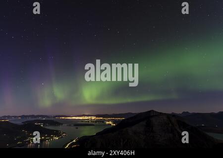 Aurora boreale (Aurora boreale) sopra il Moldefjord e la città di Molde, Moere e Romsdal Fylke, Vestland, Norvegia, settembre 2011, Europa Foto Stock