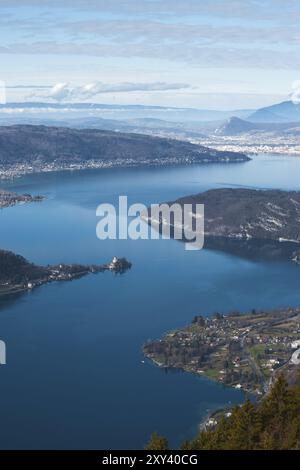 Vista aerea del lago Annecy dal col de la Forclaz, Francia, Europa Foto Stock