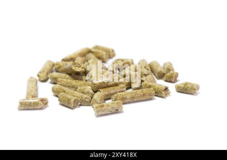 Macro di pellet di legno isolati su bianco Foto Stock