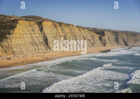 Spiaggia di Magoito con surfisti che navigano sulle onde del mare a Sintra, Portogallo, Europa Foto Stock