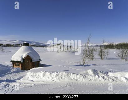 Kilpisjaervi è un villaggio nell'estremo nord-ovest della Finlandia ai piedi delle colline Saana. Appartiene al comune di Enontekioe nella provincia Foto Stock