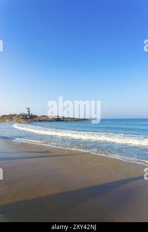 La postazione di soccorso della guardia di salvataggio, che assomiglia a un faro testardo, si trova in cima a un affioramento roccioso nella città turistica di Kovalam Beach al mattino a Kerala, in India. Foto Stock