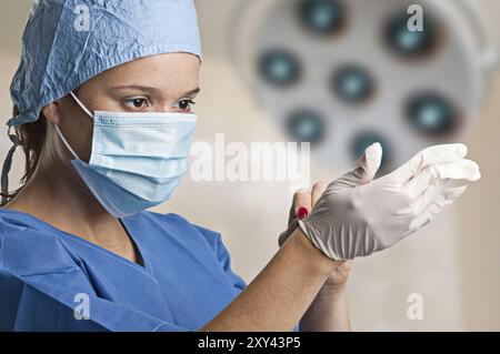 Giovani donne chirurgo ottenere pronto per un intervento chirurgico Foto Stock