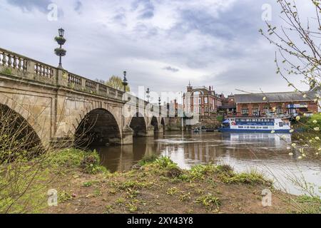 Shrewsbury, Shropshire, Inghilterra, Regno Unito, 3 maggio, 2018: vista sul fiume Severn e sul ponte sospeso Frankwell Foto Stock