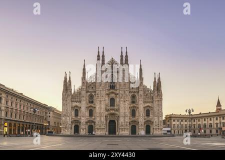 Milano Italia sunrise skyline della città al Duomo di Milano vuoto nessuno Foto Stock