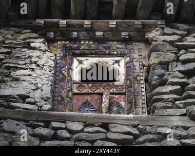 Bella finestra scolpita a Manang, Nepal, Asia Foto Stock