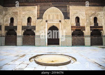 Cortile del bou inania madrasa di Fez, Marocco Foto Stock