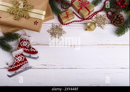 Decorazioni natalizie con decorazioni natalizie su fondo rustico in legno, palle rosse, scatole regalo con vista dall'alto dello spazio per le copie Foto Stock