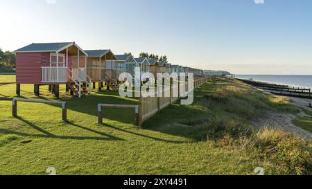 Cabine sulla spiaggia, con vista sul mare a Leysdown-on-Sea, Isle of Sheppey, Kent, England, Regno Unito Foto Stock