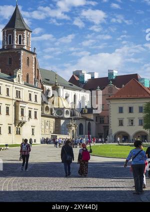 I turisti si riuniscono fuori dalla cattedrale di Wawel a Cracovia Foto Stock