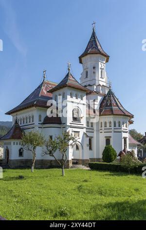 CAMPULUNG MOLDOVENESC, TRANSILVANIA/ROMANIA, 18 SETTEMBRE : Vista esterna della Cattedrale dell'assunzione a Campulung Moldovenesc Transilvania Romania ON Foto Stock