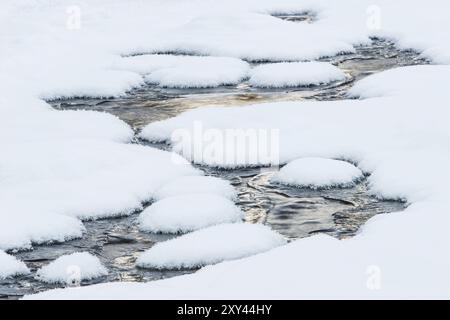 Freezing stream, Muddus National Park, Laponia, Patrimonio dell'Umanità, Norrbotten, Lapponia, Svezia, ottobre 2012, Europa Foto Stock