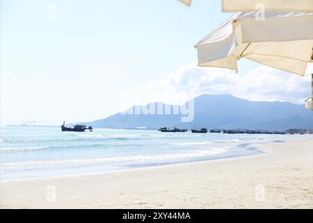 Barche sulla spiaggia Zoklet. Il Vietnam paesaggio. Spiaggia di sabbia e le onde del mare. Sfondo naturale Foto Stock