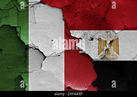 Bandiere d'Italia e d'Egitto dipinte su un muro incrinato Foto Stock