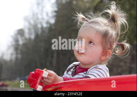 La bambina guarda scetticamente. Spazio in alto a sinistra per testo o montaggi. Una bambina carina sembra scettica. Nell'angolo superiore sinistro, sezione copiare lo spazio o. Foto Stock