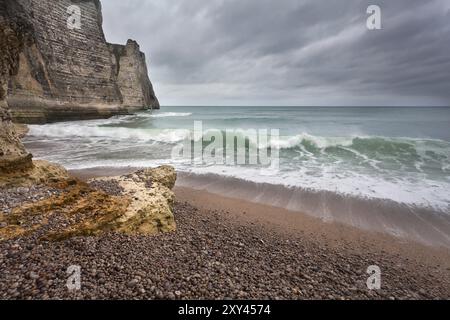 Clima buio e tempestoso sulla costa rocciosa, Etretat, Francia, Europa Foto Stock