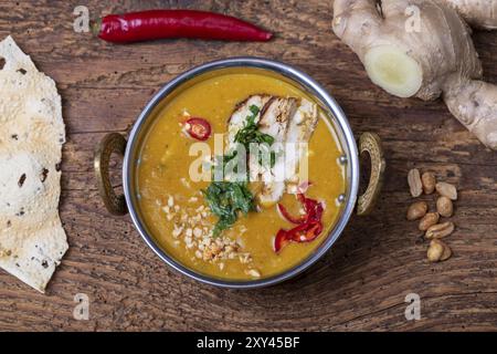 Zuppa di mulligatawny indiana in una ciotola di ottone Foto Stock