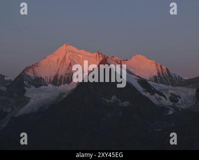 Alta montagna vicino a Zermatt all'alba Foto Stock