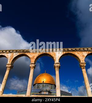 La Cupola della Roccia sulla sommità del tempio Mt. nella città vecchia di Gerusalemme. Foto Stock