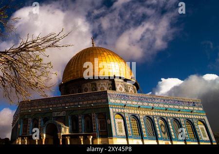 La Cupola della Roccia sulla sommità del tempio Mt. nella città vecchia di Gerusalemme. Foto Stock