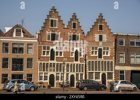 Hoorn, Paesi Bassi, marzo 2022. Il porto di Hoorn con le vecchie barche e le facciate storiche Foto Stock