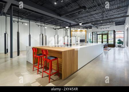 Vista verso la porta d'ingresso dello showroom di marmo e pietra con grandi isole e lastre di pietra in mostra Foto Stock