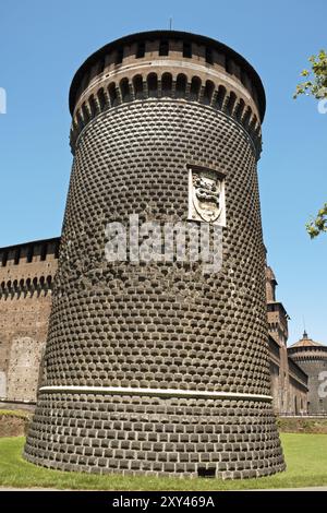 Primo piano di una delle torri cilindriche del Castello Sforzesco nel centro di Milano. Il castello prende il nome da Francesco Sforza, che lo trasformò Foto Stock