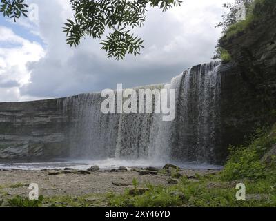 Da Wikipedia: La cascata Jaegala (Jaegala juga in estone), la più grande cascata naturale in Estonia, si trova sul tratto inferiore del Jaegala Foto Stock