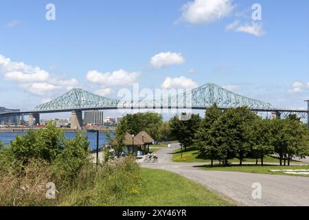 Montreal, Canada, 9 agosto 2008: Ponte Jacques Cartier che attraversa il fiume San Lorenzo a Montreal in una giornata nuvolosa, vista dal Parc Jean Drapeau, su sa Foto Stock