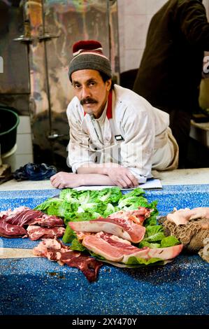 Una macelleria nella medina di Meknes, in Marocco. Foto Stock