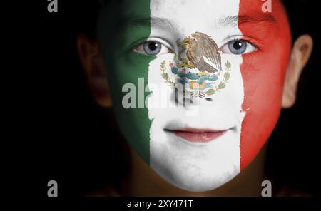 Ritratto di un bambino con una bandiera messicana dipinta, primo piano Foto Stock
