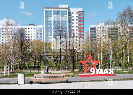 Perm, Russia - 18 maggio 2024: Decorazione stradale per la giornata della Vittoria nella grande Guerra Patriottica nel City Esplanade Park. Stella rossa, George Ribbons, messaggio 9 maggio. SP Foto Stock