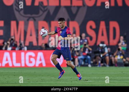 Madrid, Spagna. 27 agosto 2024. Pedro Gonzalez Lopez, conosciuto come Pedri del Barcellona visto in azione durante la partita di calcio della settimana 3 della Liga EA Sports 2024/2025 tra Rayo Vallecano e FC Barcelona all'Estadio de Vallecas. Punteggio finale: Rayo Vallecano 1: 2 FC Barcelona credito: SOPA Images Limited/Alamy Live News Foto Stock