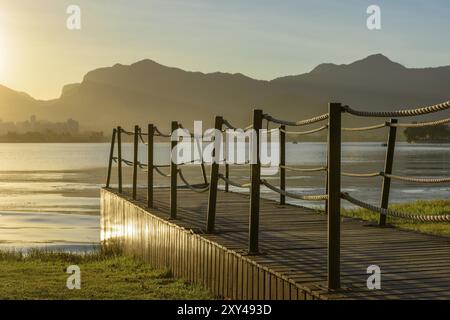 Immagine del tramonto a Lagoa Rodrigo de Freitas in Rio de Janeiro con le sue montagne, pier e la caratteristica sagoma Foto Stock