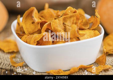 Patatine dolci su un vecchio tavolo di legno per un primo piano dettagliato e una messa a fuoco selettiva Foto Stock