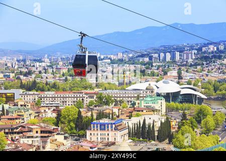 Tbilisi, Georgia, 29 aprile 2017: Cabine della funivia rossa di Tbilisi e vista panoramica aerea dello skyline della città, Asia Foto Stock