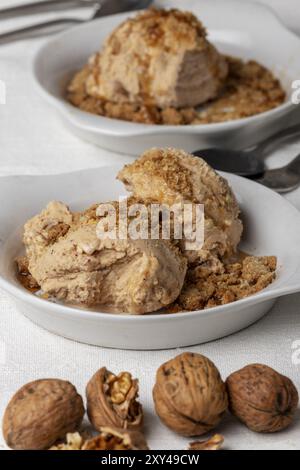 Due porzioni di gelato alle noci Foto Stock